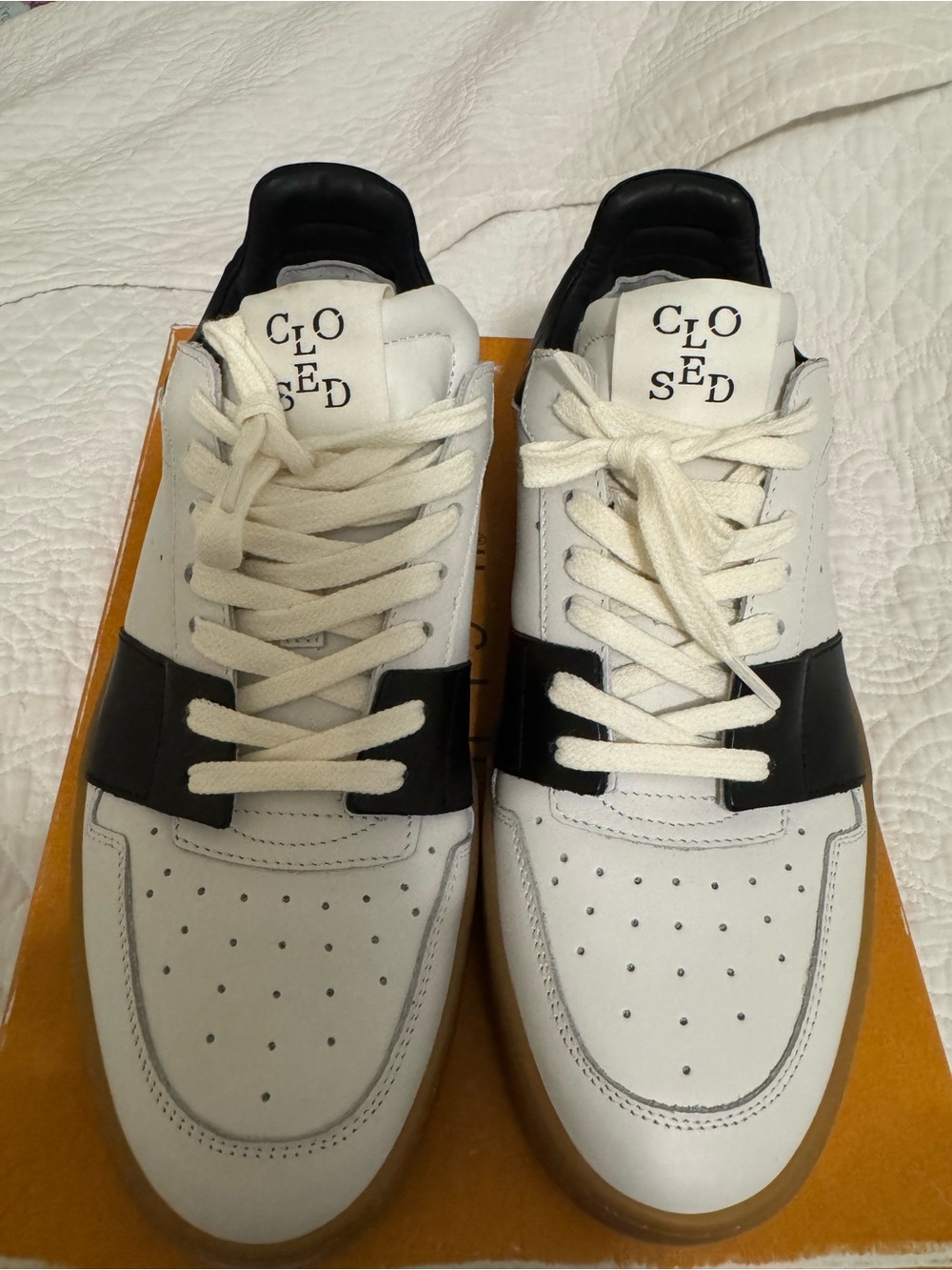 CLOSED Men’s White and Black Low-Top Sneakers with Gum Sole